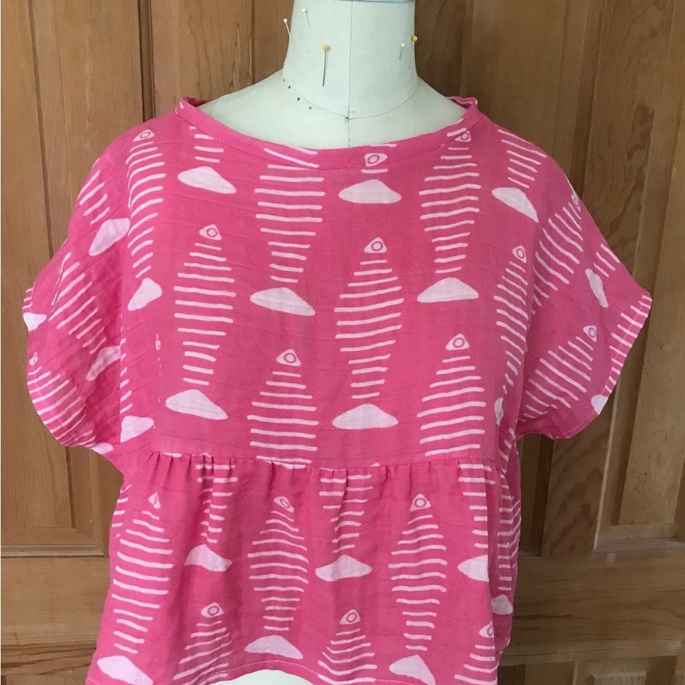 Pink Gauze Ruffled Top NWT NEW Size Medium, Summer Beachy Top with Fish Print.